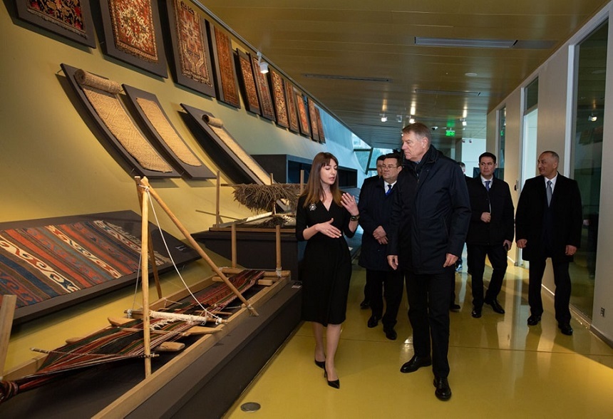 Preşedintele Klaus Iohannis a vizitat Muzeul Naţional al Covorului de la Baku - FOTO
