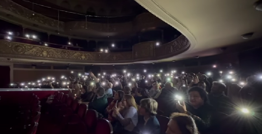 Pană de curent la Timişoara / Actorii Teatrului Naţional au jucat la lumina telefoanelor - VIDEO