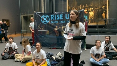Mişcarea ecologistă Extinction Rebellion a organizat o acţiune în faţa tabloului "Rondul de noapte" de Rembrandt din Amsterdam