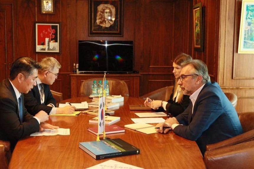Ministrul Lucian Romaşcanu a discutat cu ambasadorul Republicii Coreea la Bucureşti despre un posibil sprijin al mediului de afaceri coreean din România pentru Festivalul Internaţional „George Enescu” 