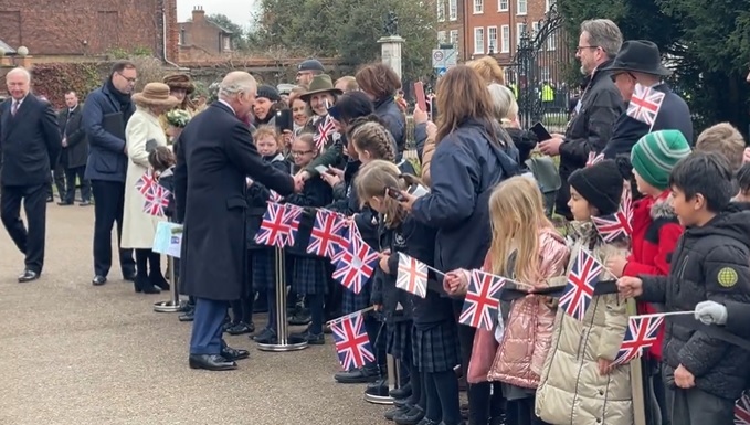 Regele Charles III, primit cu proteste în timpul unei vizite oficiale în oraşul Colchester - VIDEO
