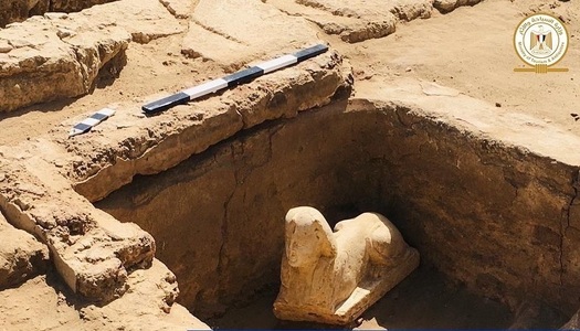 Egipt - Statueta unui sfinx „zâmbitor”, descoperită într-un mormânt