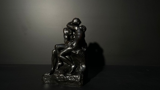 O variantă a celebrei sculpturi „Sărutul” de Auguste Rodin, în Licitaţia de Primăvară 