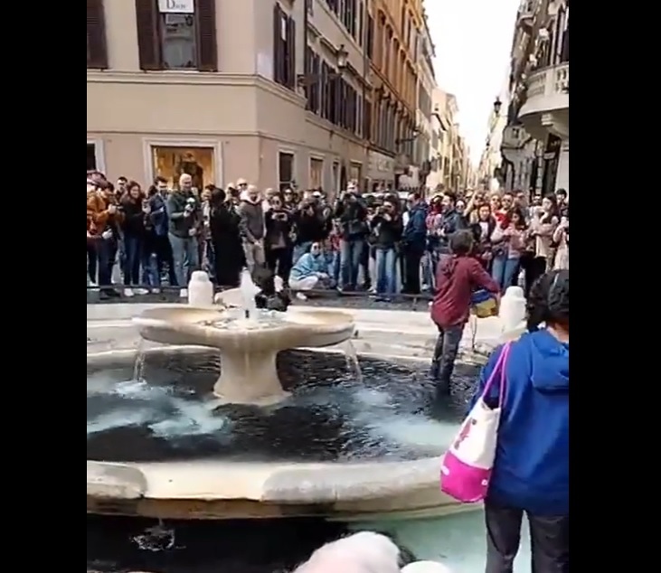 Activişti de mediu au înnegrit apa unei fântâni monumentale din Roma - VIDEO