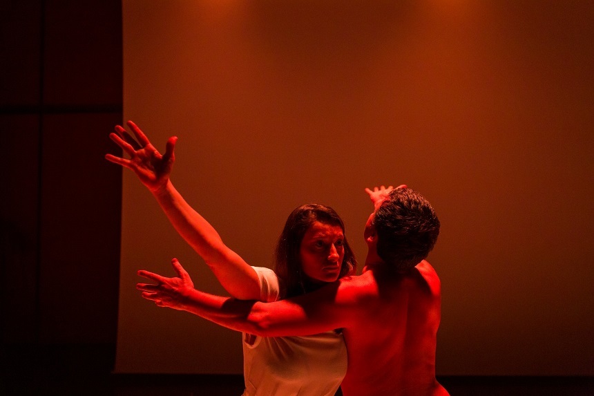 „Cancer, Coregrafiat”, spectacol unic de dans contemporan, o punere în scenă a durerii unui personaj masculin care se confruntă cu un cancer de sân, la Bucureşti şi New York