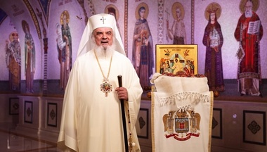 Patriarhul Daniel: „Sărbătoarea Sfintelor Paşti luminează toată viaţa Bisericii şi a fiecărui creştin. Hristos cel răstignit şi înviat a biruit păcatul, Iadul şi moartea, dăruind lumii viaţă veşnică netrecătoare”