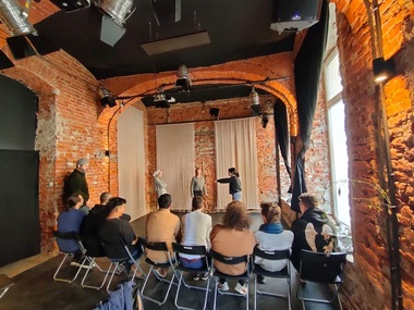 Studenţi şi elevi din Timişoara lucrează, sub îndrumarea unei echipe de la Théâtre de l'Opprimé din Paris, la un spectacol de Teatru Forum