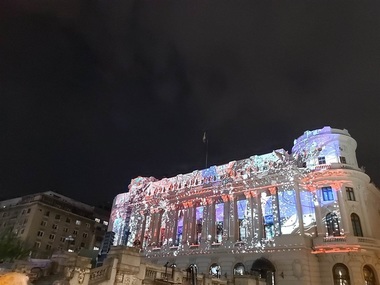 REPORTAJ Spotlight Festival - „Geometria oraşului” în lecţii de istorie, cultură, arhitectură şi entertainment. Jocuri şi forme de lumini au atras mii de participanţi pe Calea Victoriei/ FOTO