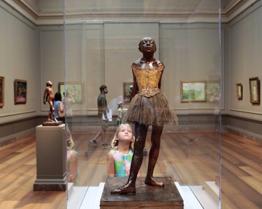 Activiştii ecologişti au împrăştiat vopsea pe vitrina care protejează o celebră sculptură de Edgar Degas la Washington. FBI anchetează - VIDEO