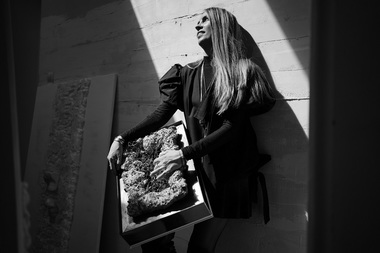 Lucrări monumentale în tonuri de alb ale designerului Diana Nicolae, expuse la ARCUB