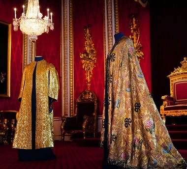 ÎNCORONARE CHARLES. Regele va refolosi robele îmbrăcate de bunicul său la încoronarea de sâmbătă. Ce ţinute va purta Camilla - FOTO