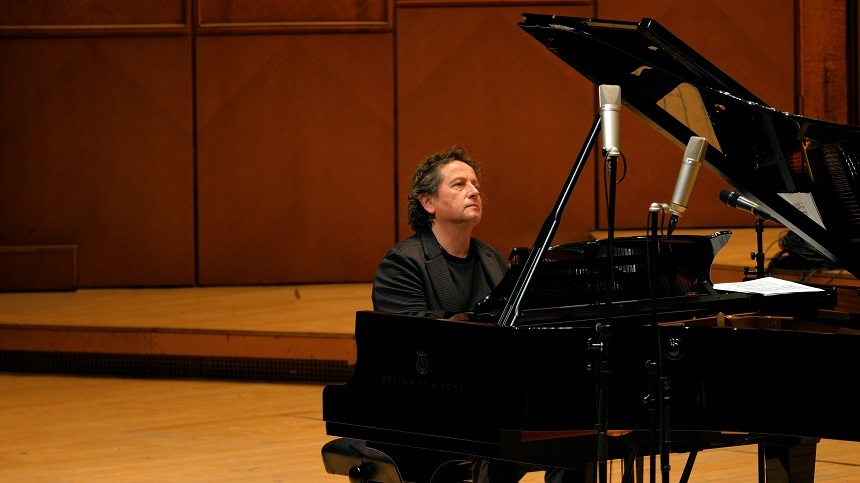 Turneul Naţional Pianul Călător 13 al pianistului Horia Mihail începe, pe 8 mai, la Deva