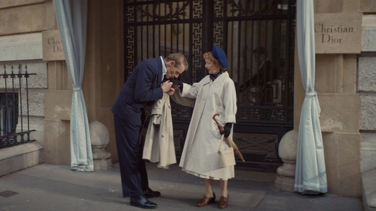 Filmul "Mrs. Harris Goes To Paris", despre o menajeră britanică care îşi doreşte o rochie couture Dior, din 19 iunie pe SkyShowtime - VIDEO