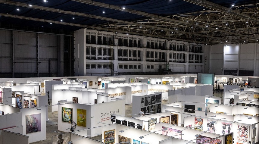 Hangar de 22.000 de metri pătraţi transformat în spaţiu expoziţional la Romaero Băneasa. Prima ediţie a târgului de artă contemporană MoBU, deschisă - FOTO