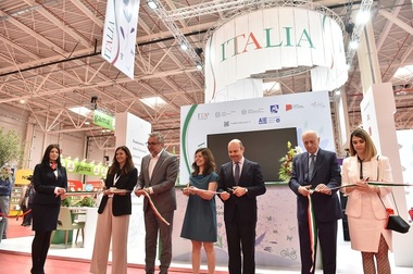 Ministrul Culturii: „Tot ce se expune la Bookfest este de fapt o cale spre lumină”. Ambasadorul Italiei: „Ne aflăm la graniţa Europei şi a NATO aici, în România, şi acesta este răspunsul nostru ferm faţă de cei care neagă valorile noastre comune”