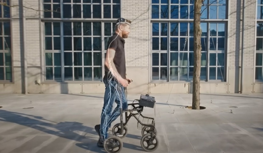 Un bărbat paralizat merge din nou folosind un dispozitiv care îi reconectează creierul cu muşchii 