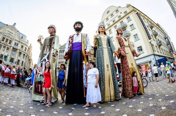 Păpuşi gigantice, la Timişoara/ Uriaşii din Catalonia vor participa la Festivalul Viva la Strada