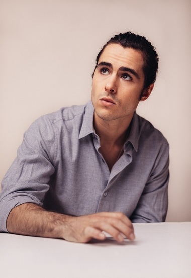 Ben Schnetzer a semnat pentru rolul celebrului dirijor român Sergiu Celibidache în filmul „Cravata galbenă”, în locul lui Rupert Friend. Filmările încep luna aceasta în Bucureşti