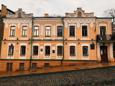 Mihail Bulgakov, nou motiv de război între Rusia şi Ucraina. Un adolescent în vârstă de 16 ani a vandalizat placa comemorativă de pe Muzeul dedicat scriitorului la Kiev - FOTO