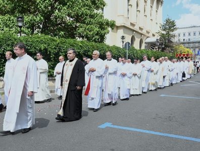 Arhiepiscopia Romano-Catolică - Procesiunea solemnă cu Preasfântul Sacrament, care celebrează Taina Sfintei Euharistii, pe străzile din centrul Capitalei