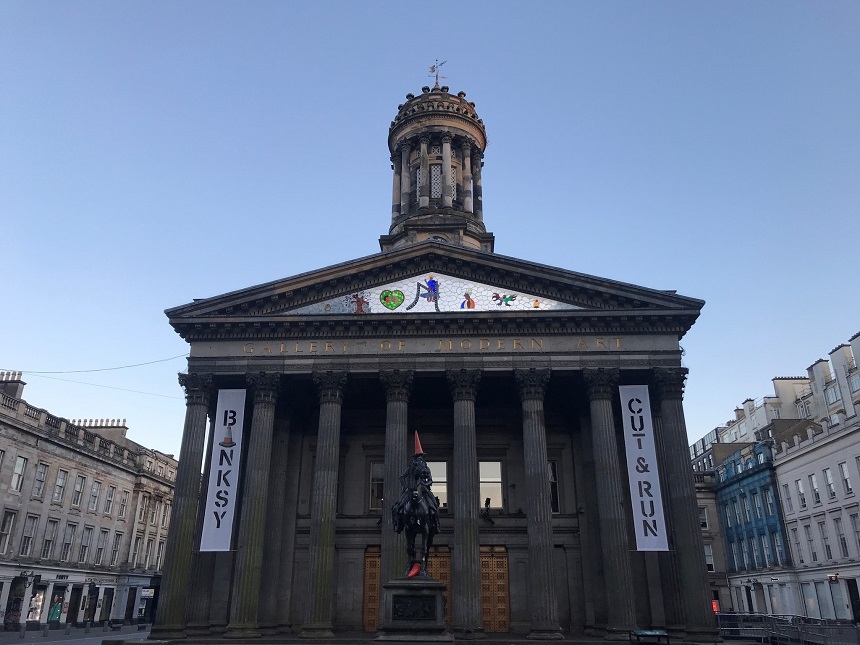 Prima retrospectivă oficială dedicată artistului Banksy a fost inaugurată la Glasgow