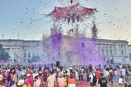 B-Fit in the Street! a debutat cu spectacolul de acrobaţie aeriană "Tawa" în Piaţa George Enescu. Nicuşor Dan: "Mă bucur pentru faptul că Bucureştiul poate găzdui asemenea evenimente" - FOTO