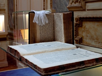 „Biblia de la Bucureşti" cu coperţi din lemn de tei, tipărită în timpul lui Şerban Cantacuzino, a fost adjudecată la 36.000 de euro