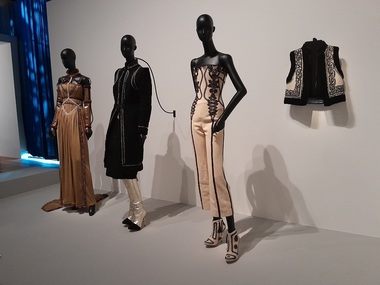Piese din patrimoniul Muzeului Municipiului Bucureşti, într-o  expoziţia la Marsilia alături de creaţii Chanel, Dior, Galliano, Gautier, Hermès, Lacroix, Valentino