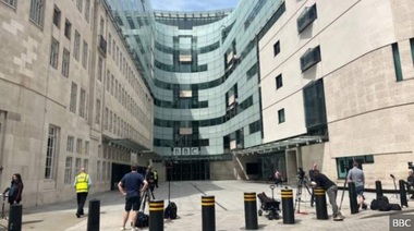 Scandal la BBC: Unul dintre prezentatori este acuzat că a plătit un minor cu zeci de mii de lire sterline pentru a-i trimite poze explicit sexuale. Postul britanic anunţă suspendarea vedetei