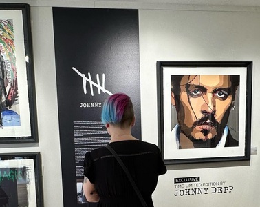 Un autoportret al lui Johnny Depp, în care a transfigurat cei cinci ani de „calvar”, se vinde în beneficiul unei organizaţii caritabile - VIDEO
