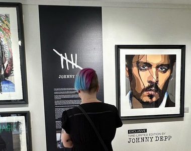 Un autoportret al lui Johnny Depp, în care a transfigurat cei cinci ani de „calvar”, se vinde în beneficiul unei organizaţii caritabile - VIDEO