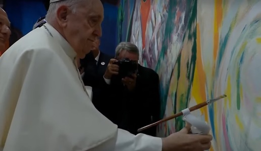 Papa Francisc a făcut ultimele retuşuri pe o pictură murală de 3 km lungime care inspiră unitatea tinerilor - VIDEO
