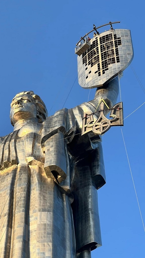 Un trident a înlocuit secera şi ciocanul pe un monument la Kiev - VIDEO