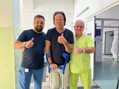 Regizorul britanic Charley Ottley, rănit la gleznă în timpul filmărilor. El a mulţumit medicilor de la Spitalul Clinic de Urgenţă Timişoara: „Personalul medical de aici face o treabă incredibilă”