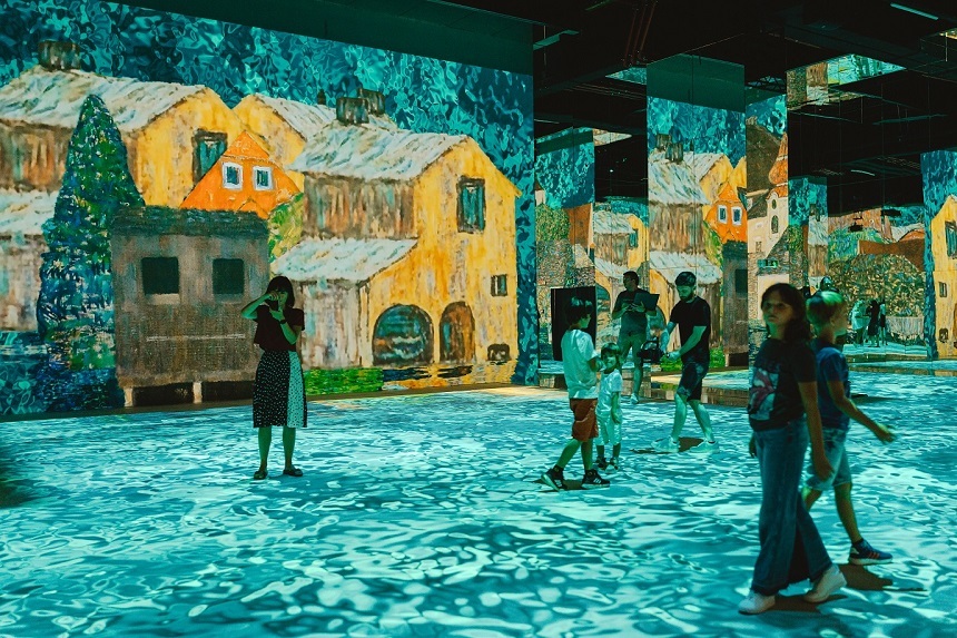 MINA, primul spaţiu imersiv din România, se deschide la Bucureşti cu spectacolele „Gustav Klimt. The Immersive Show” şi „Lumea Subacvatică. O călătorie imersivă a apei”