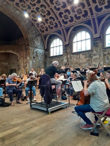 Dirijorul John Eliot Gardiner a părăsit Festivalul Berlioz după ce l-ar fi pălmuit pe un cântăreţ
