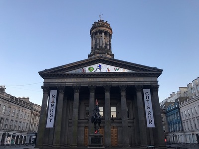 Expoziţia Banksy de la Glasgow a atras un număr record de vizitatori. Artistul a solicitat publicului sugestii pentru următoarele destinaţii în lume cu „Cut & Run”