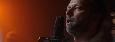 Ambasadorul UE la Chişinău, omagiu limbii române. Jānis Mažeiks a cântat o melodie rock pe versuri de Grigore Vieru - VIDEO