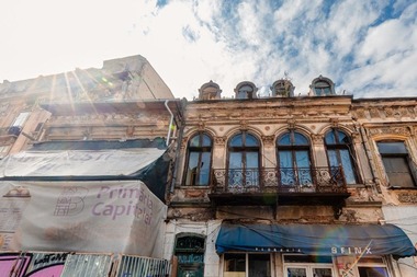 Nicuşor Dan:  Lucrările de consolidare la imobilul din str. Bărăţiei nr. 50, clădire veche de 200 de ani, sunt în plină desfăşurare / Soluţia tehnică adoptată de specialişti