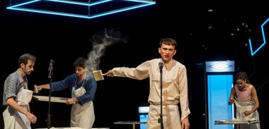 „Republica Baclava”, piesă de teatru pseudo-documentară inspirată de evenimentele istorice ale Războiului de Independenţă al Greciei din 1821, aplaudată la Teatrul German de Stat/ VIDEO