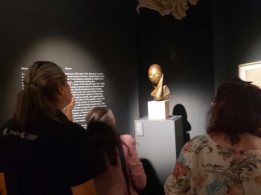 Aproximativ 2.000 de oameni au vizitat deja expoziţia ”Brâncuşi: surse româneşti şi perspective universale” de la Timişoara/ Alte 10.000 de bilete au fost cumpărate sau rezervate