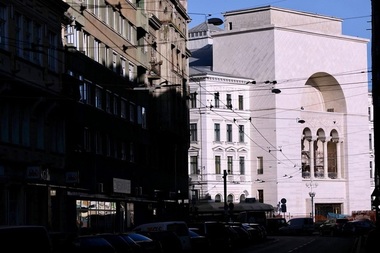 Faţada Teatrului Naţional din Timişoara, iluminată în turcoaz de Ziua Internaţională a Dislexiei