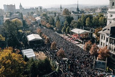 O tânără din Ucraina a primit distincţia Crucea Moldavă din partea Mitropoliei Moldovei şi Bucovinei pentru un premiu obţinut la un concurs internaţional de restaurare icoane. Alte nouă persoane au obţinut aceeaşi distincţie
