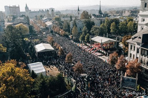 O tânără din Ucraina a primit distincţia Crucea Moldavă din partea Mitropoliei Moldovei şi Bucovinei pentru un premiu obţinut la un concurs internaţional de restaurare icoane. Alte nouă persoane au obţinut aceeaşi distincţie

