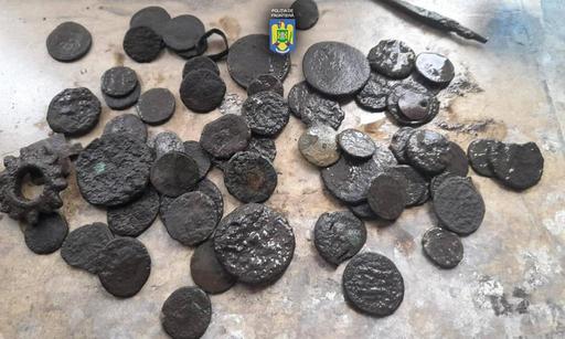 Peste 60 de monede din perioada romană şi medievală, găsite de poliţiştii de frontieră în bagajul unor bulgari căutători de comori 