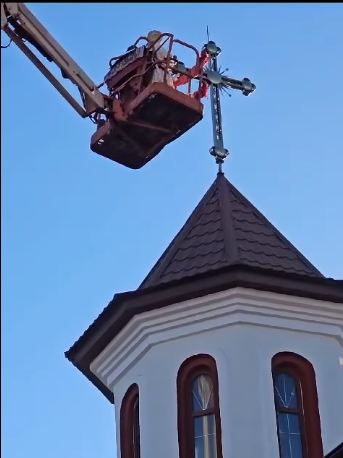Arhiepiscopul Tomisului s-a urcat într-o nacelă pentru a sfinţi crucile de pe turla unei biserici din Agigea - VIDEO