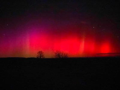 UPDATE - Fenomen rar pe cer, în România/ Au apărut lumini roşii care seamănă cu o auroră boreală / Imagini similare au fost observate şi în R. Moldova, Ucraina, Kazahstan şi Belarus - FOTO
