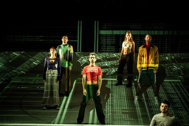 Spectacolul-manifest "(R)Evoluţie. Ghid de supravieţuire în secolul XXI", text inspirat de Yuval Noah Harari, premieră la Teatrul Excelsior