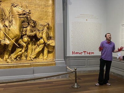 Un activist pentru climă a vandalizat peretele de lângă monumentul Războiului Civil de la National Gallery of Art din Washington