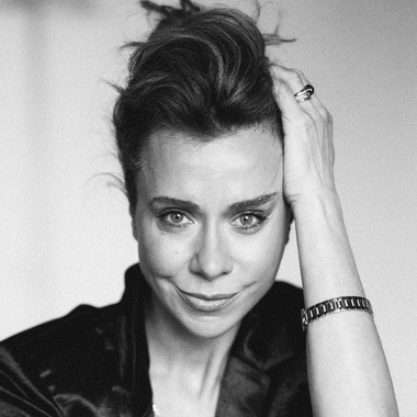 Ziua Naţională/ Andreea Vasile, actriţă: „Cu toţii ar trebui să ne readucem aminte cât de importantă e educaţia în evoluţia şi în parcursul unui popor”